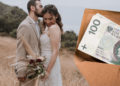 Koperta z banknotami i serdeczną dedykacją dla nowożeńców.